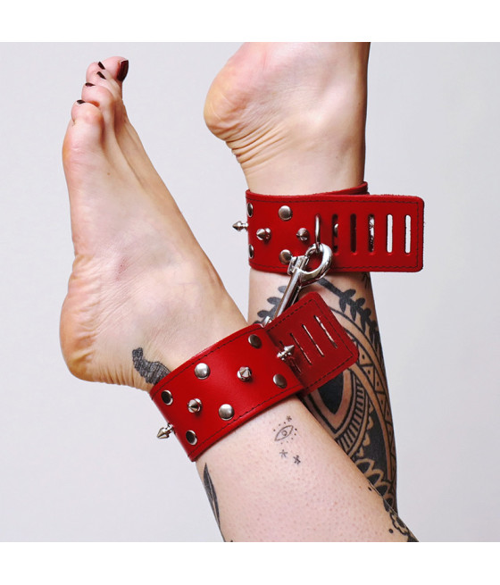 Chevillères en cuir avec pics et mousqueton rouge