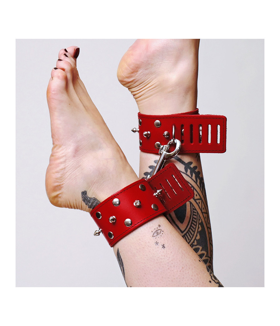 Chevillères en cuir avec pics et mousqueton rouge