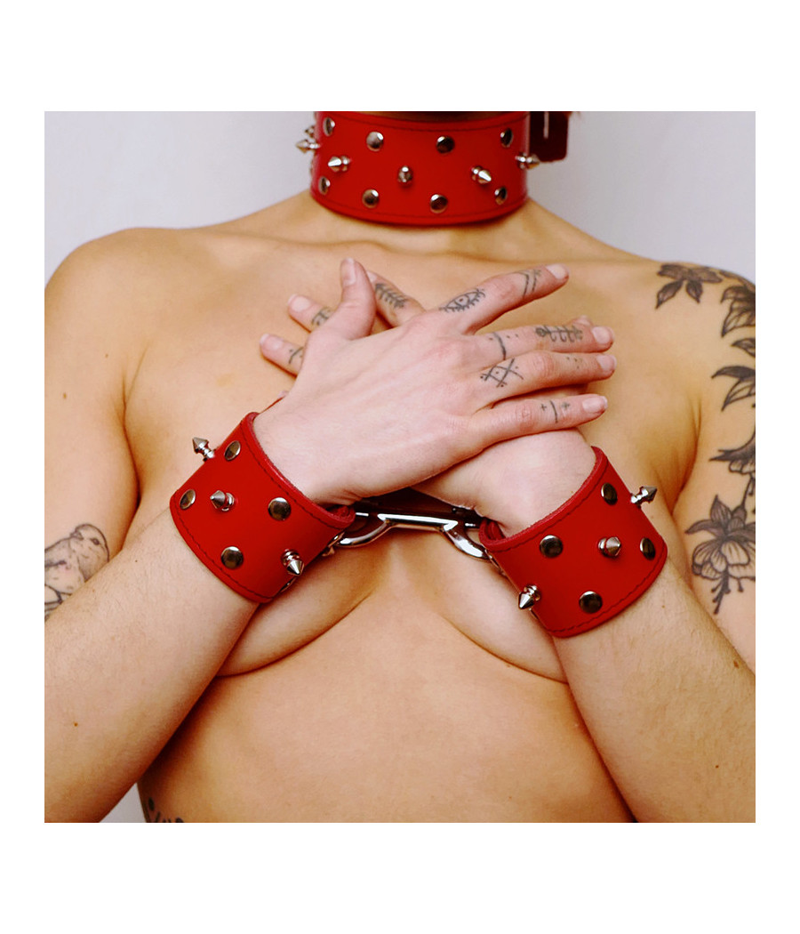Menottes en cuir avec pics et mousqueton rouge