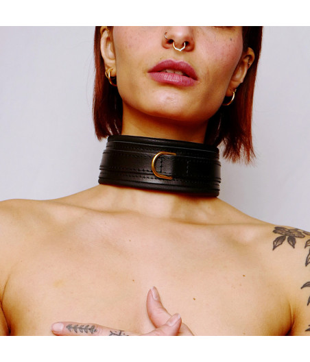 Collier en cuir molletonné et attaches Dorées
