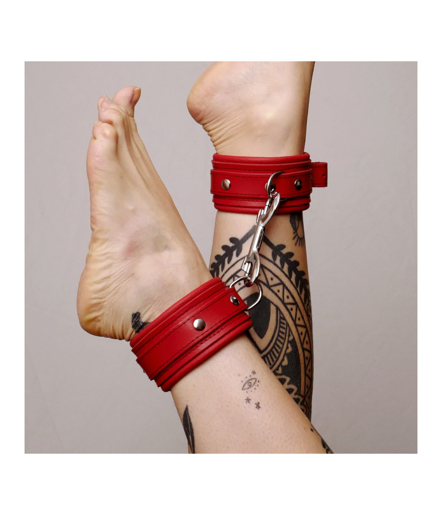 Chevillères en cuir molletonné rouges et attaches argentées