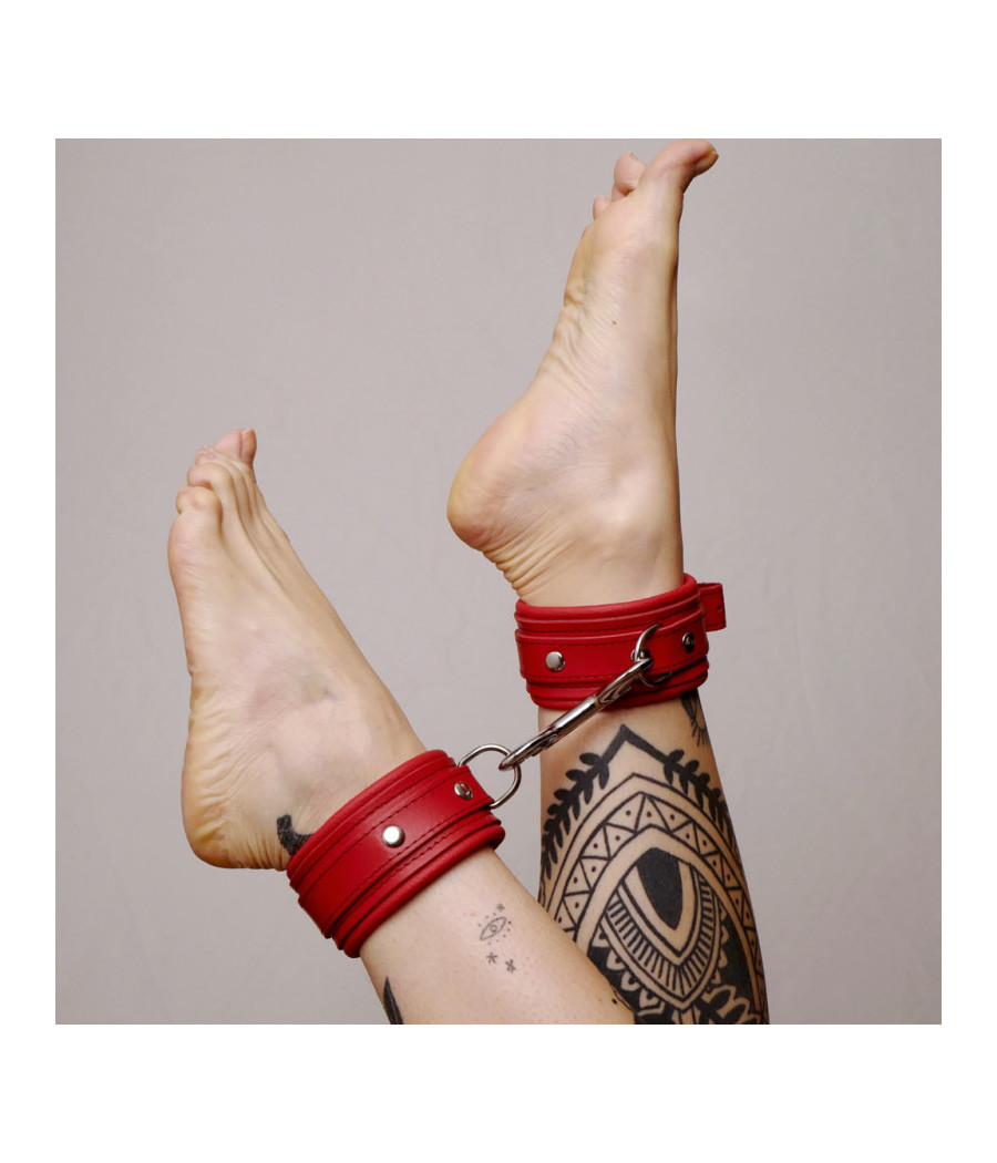 Chevillères en cuir molletonné rouges et attaches argentées