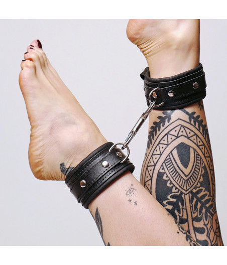 Chevillères en cuir molletonné et attaches argentées