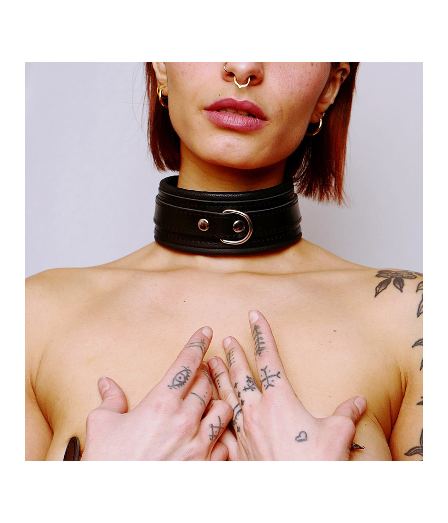 Collier en cuir molletonné et attaches argentées