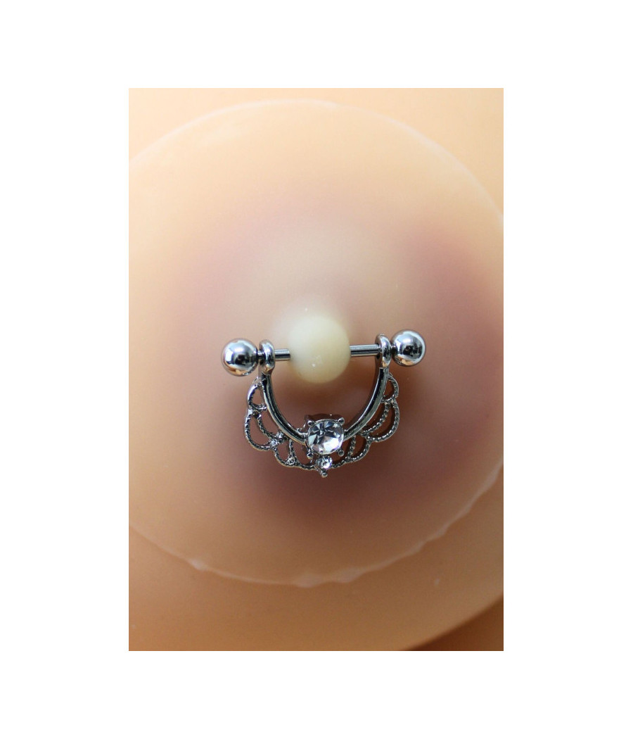 Paire de cache-tétons ornés d’un piercing barre en demi-anneau avec strass, pour peau claire. 